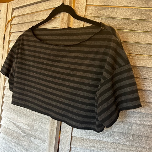 Black & Grey Striped Off the Shoulder Cropped Top Blouse Woman’s Juniors Small - Picture 4 of 6